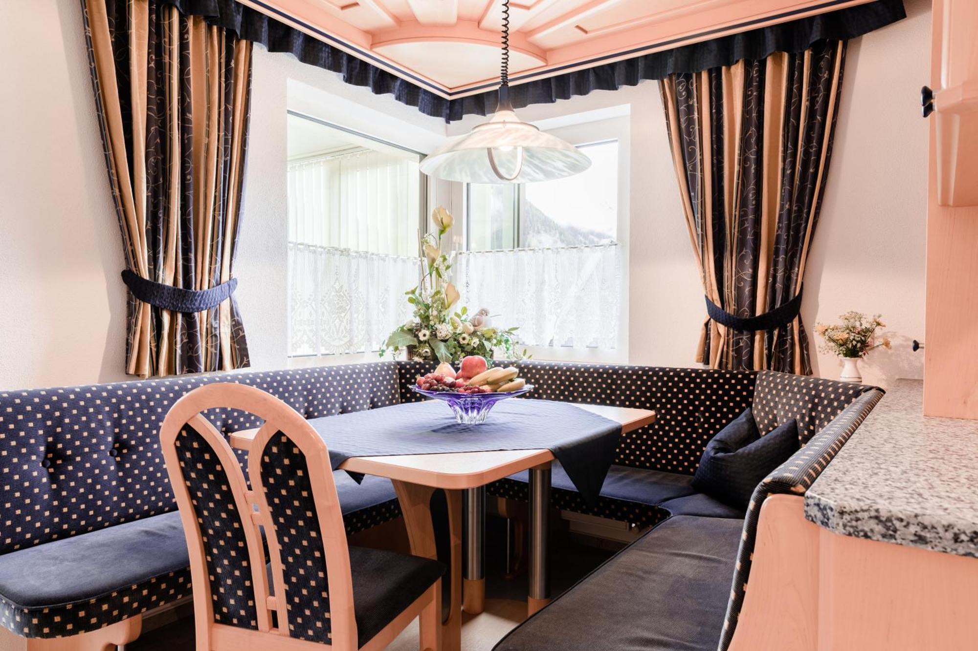 Apart Oberhaus Kappl  Bilik gambar